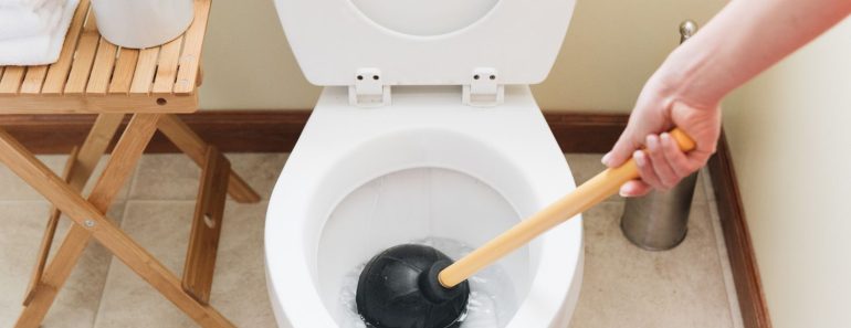 Verstopt toilet? Zo ontstop je het snel en simpel zonder de hulp van een loodgieter