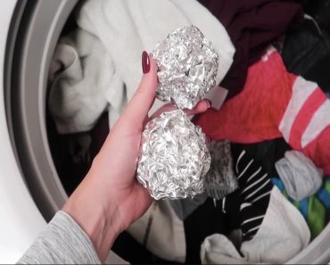 SUPERTIP: Doe een bolletje aluminiumfolie in je droogtrommel en kijk wat er gebeurt!