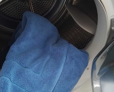 Badmat in de wasmachine? Deze 2 fouten maken je wasmachine kapot (doe dit nooit)