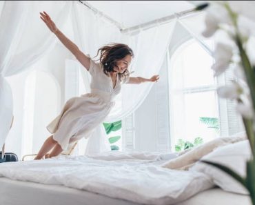 Plof jij meestal ook gelijk op het bed in een hotelkamer? Dit is waarom je dat dus beter niet kunt doen