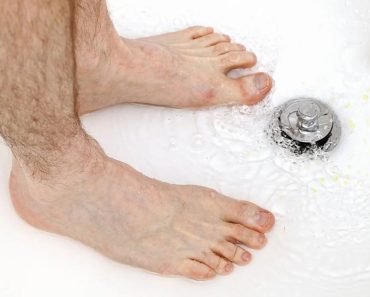 Arts waarschuwt: plas nooit meer onder de douche (dit is waarom)