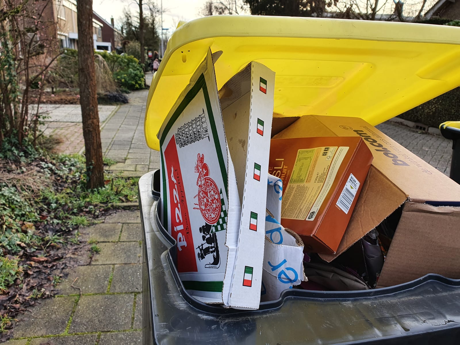 Let op taart en pizzadozen mogen nooit bij het oud papier maar waar gooi je ze dan weg?