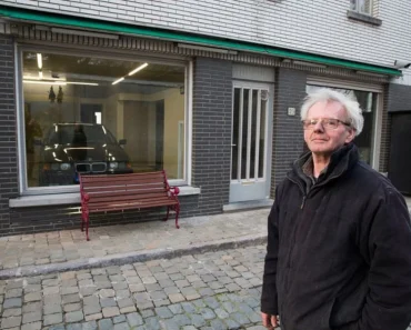 Hij mocht van de gemeente geen garagedeur plaatsen, dus kwam hij met deze geniale oplossing