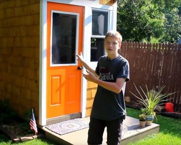 13-jarige bouwt zijn eigen minihuisje in de tuin. Wacht tot je de binnenkant ziet!