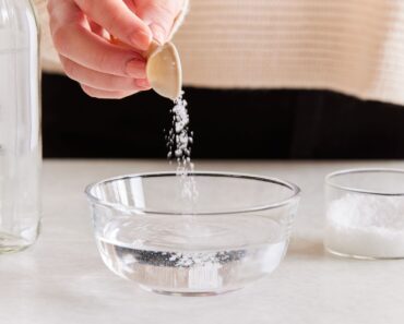 Meng zout en azijn in een glas water en laat het even staan in de kamer. Dit is wat er gebeurt